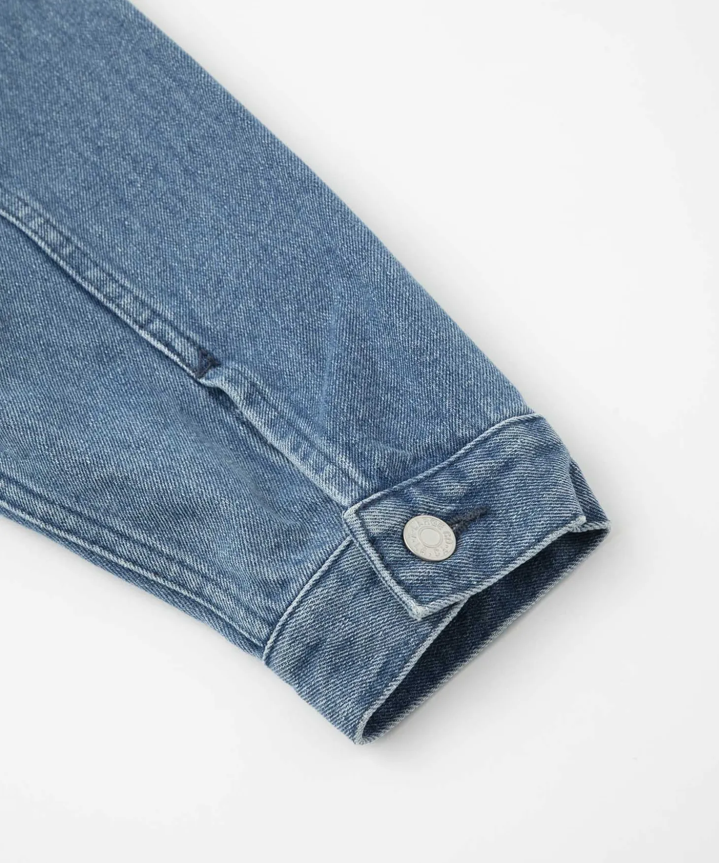 DENIM TRUCKER JACKET